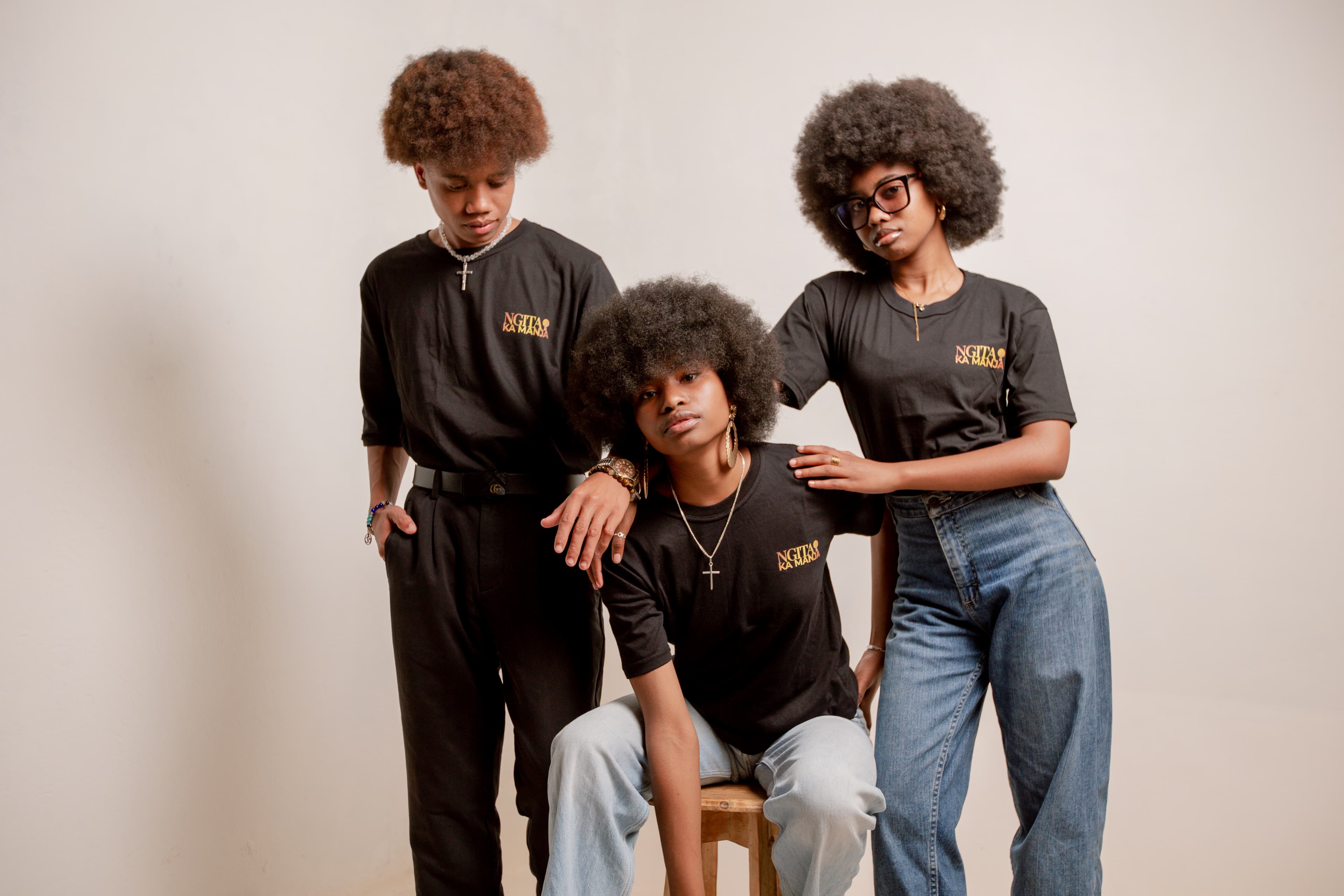 Paulah, Joel et Abelinah ensemble en t-shirt Ngita Ka Manja