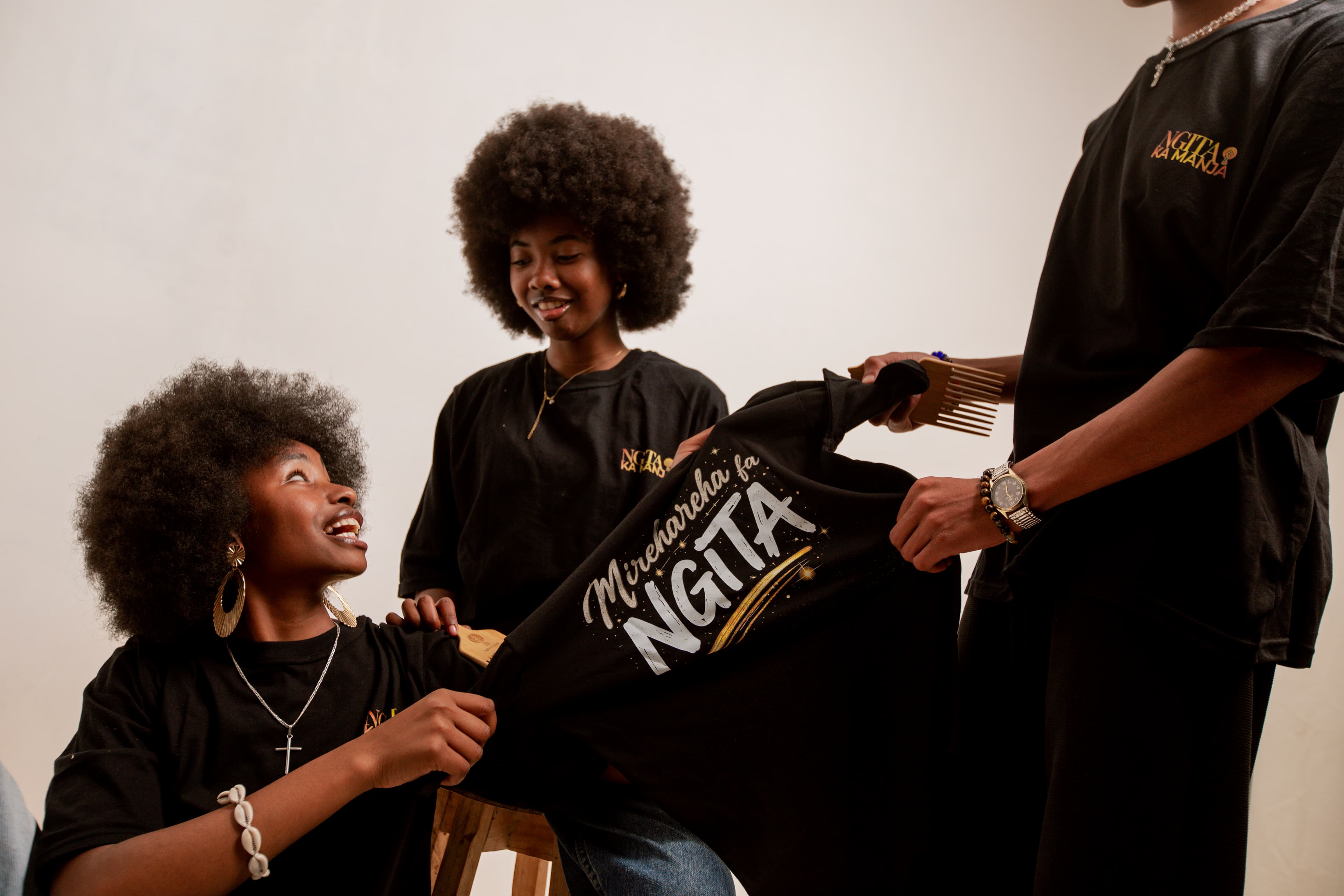Moment complice entre trois amis, t-shirt Mirehareha fa Ngita