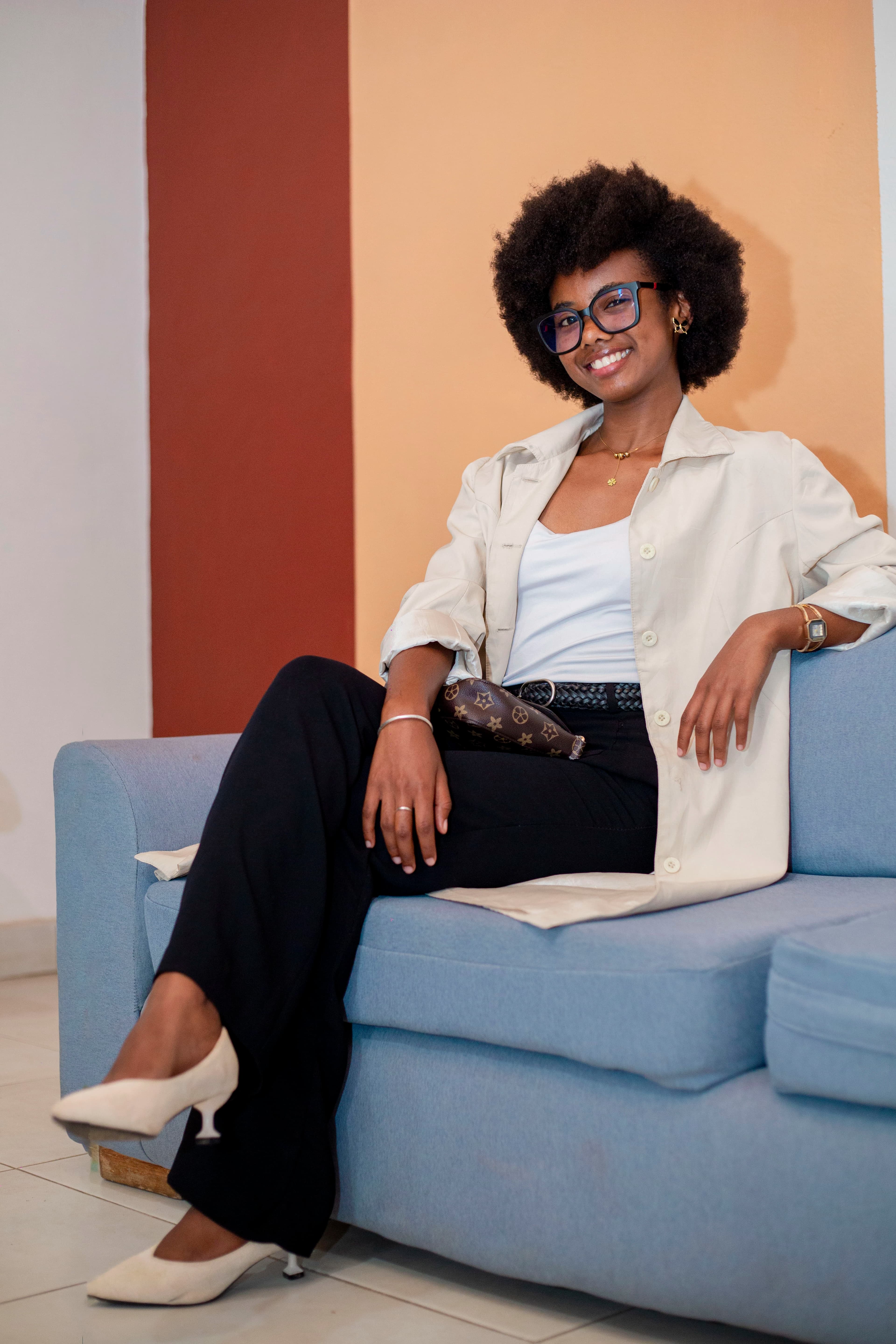 Portrait — femme souriante sur canapé